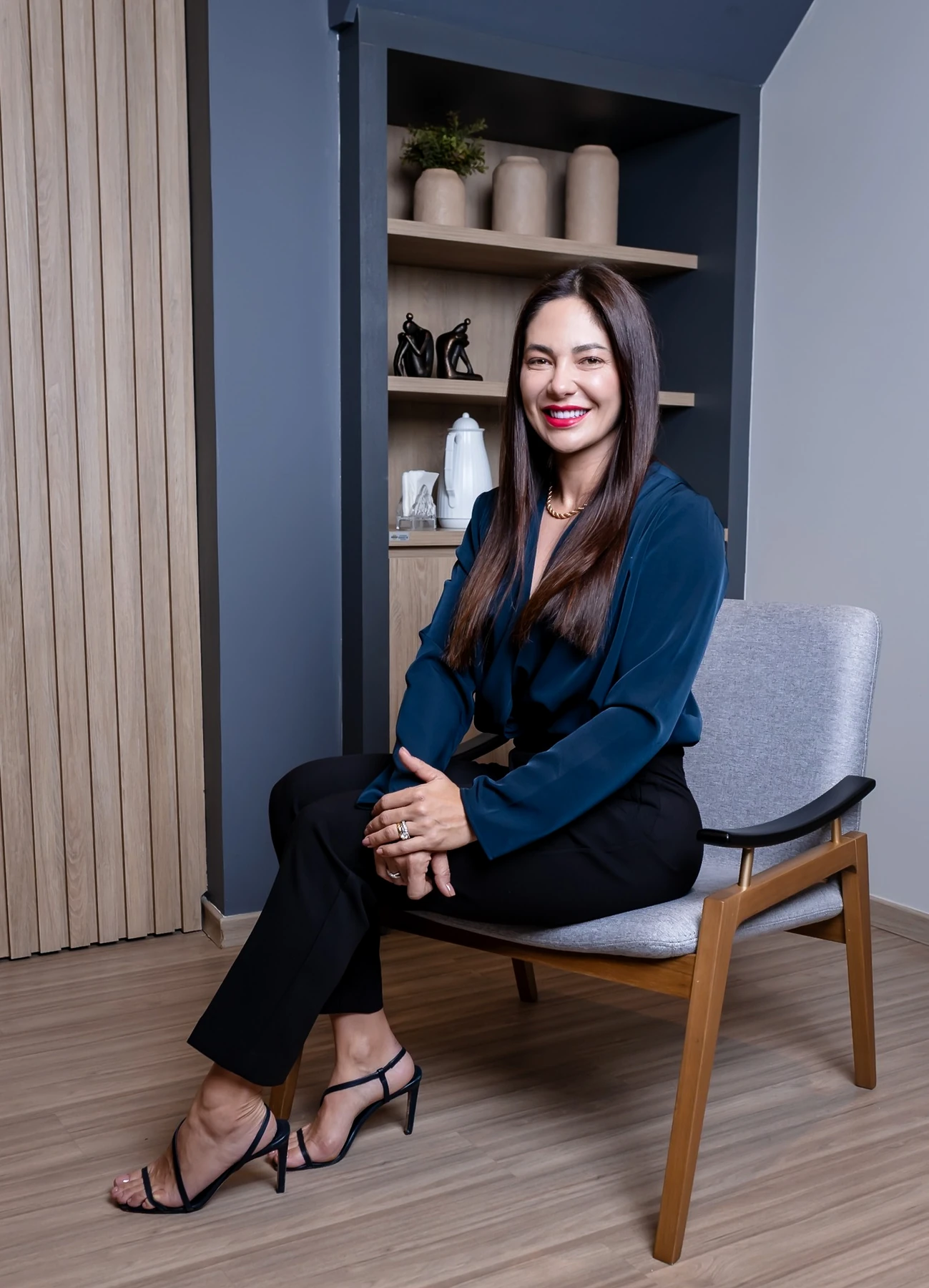 Ludmilla Guimarães em ambiente executivo